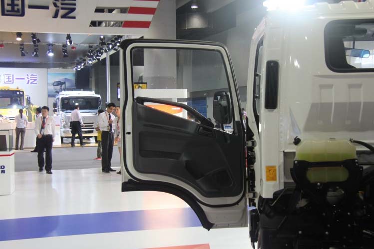 ���ͼ23-��ά����Խ C300 140���� 4X2���Ῠ