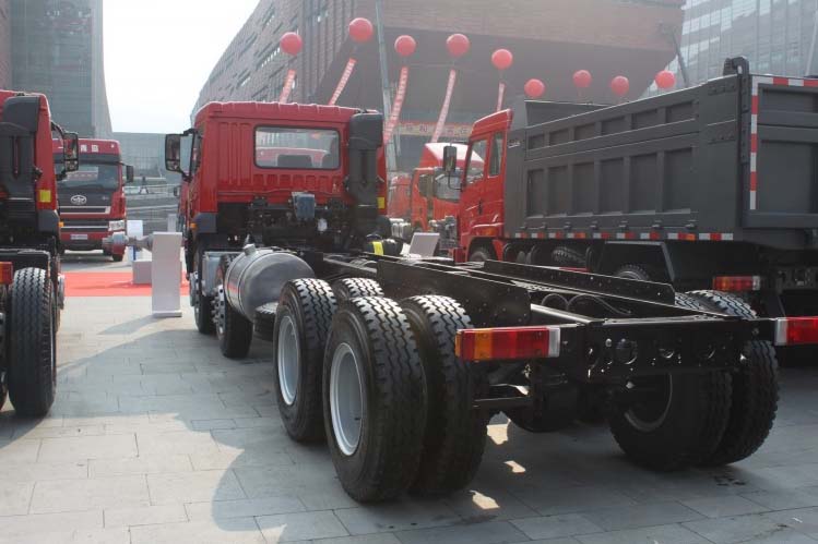 ���ͼ27-�������(J5M) 260���� 8X4 CA3313P7K1T4A1E����ж��