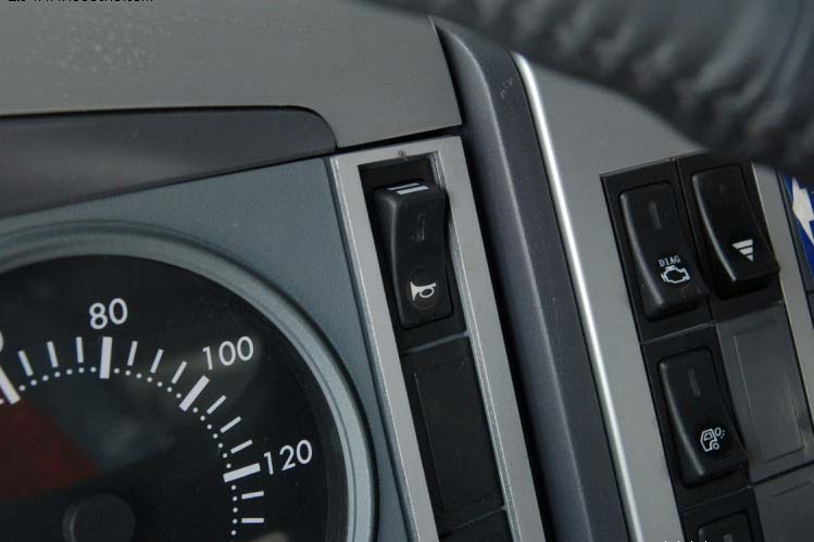 ���ͼ37-��������F2000 290���� 4X2 �߶�˫���� SX4185NM351��ǣ����