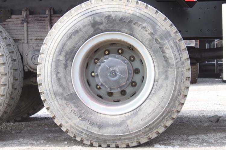 ���ͼ61-��������F2000 310���� 6X4 SX3255DN384C����ж��